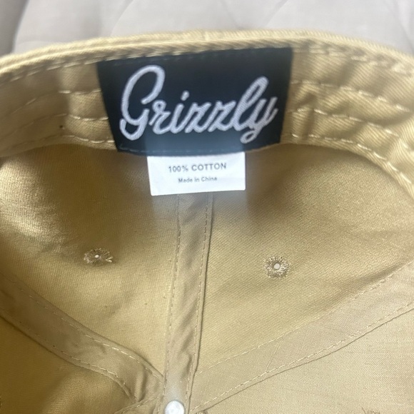 NWOT. Grizzly brand khaki flat beak SnapBack. - Picture 2 of 3
